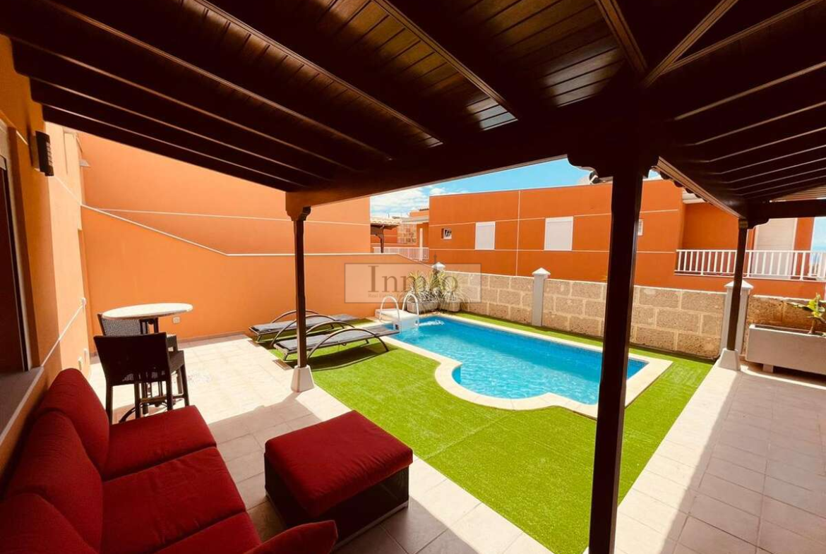 CHALET DOS PLANTAS Y PISCINA EN LOS CRISTIANOS