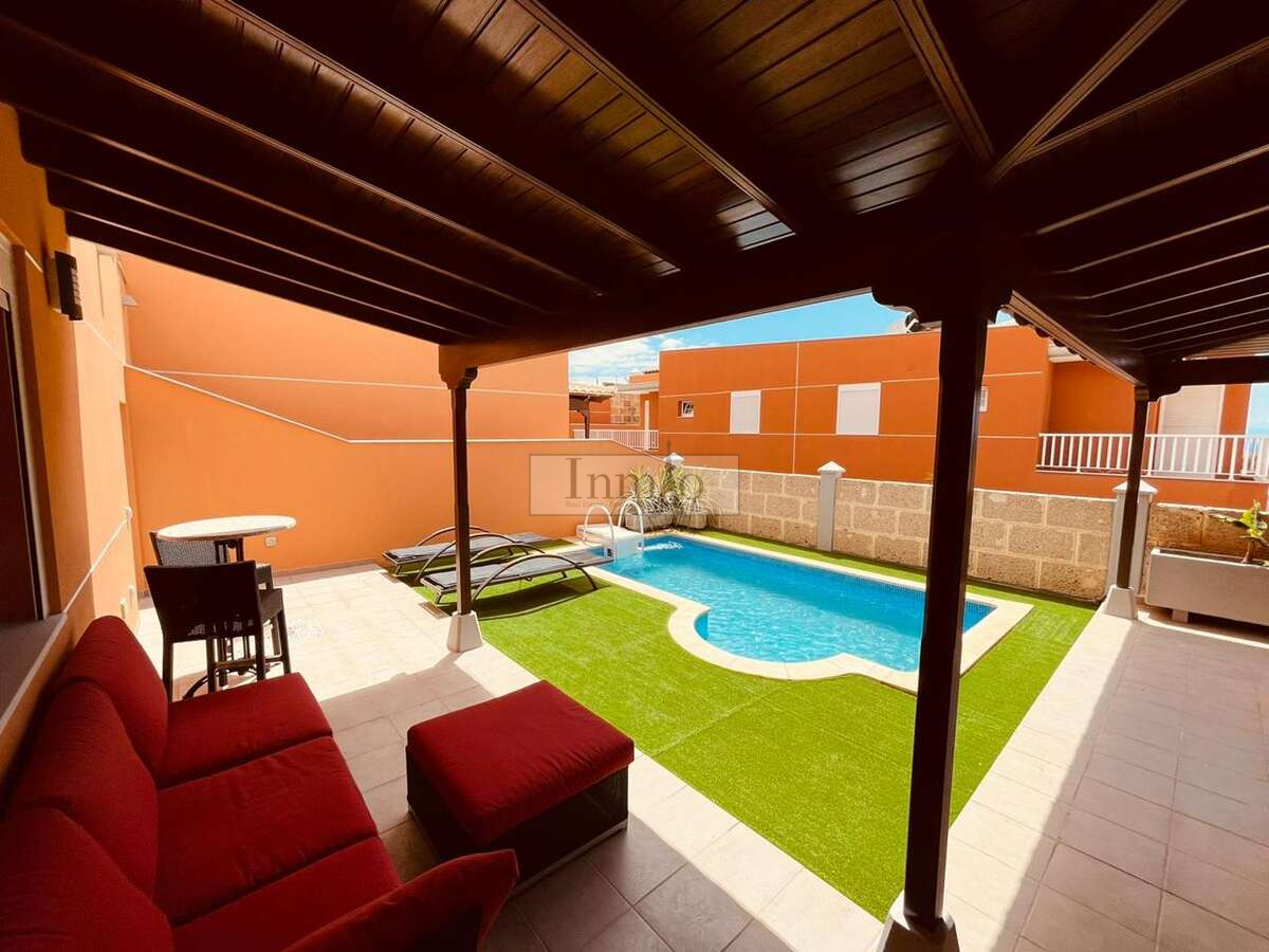 CHALET DOS PLANTAS Y PISCINA EN LOS CRISTIANOS