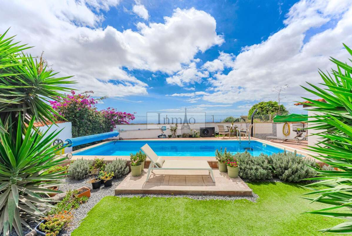 Exclusividad y confort en Granadilla: villa con piscina y vistas espectaculares
