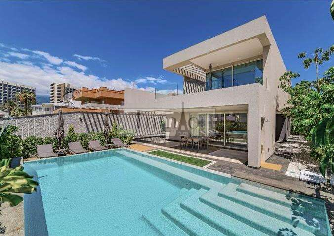 Villa de Lujo a Estrenar a 50 Metros del Mar en Playa de las Américas