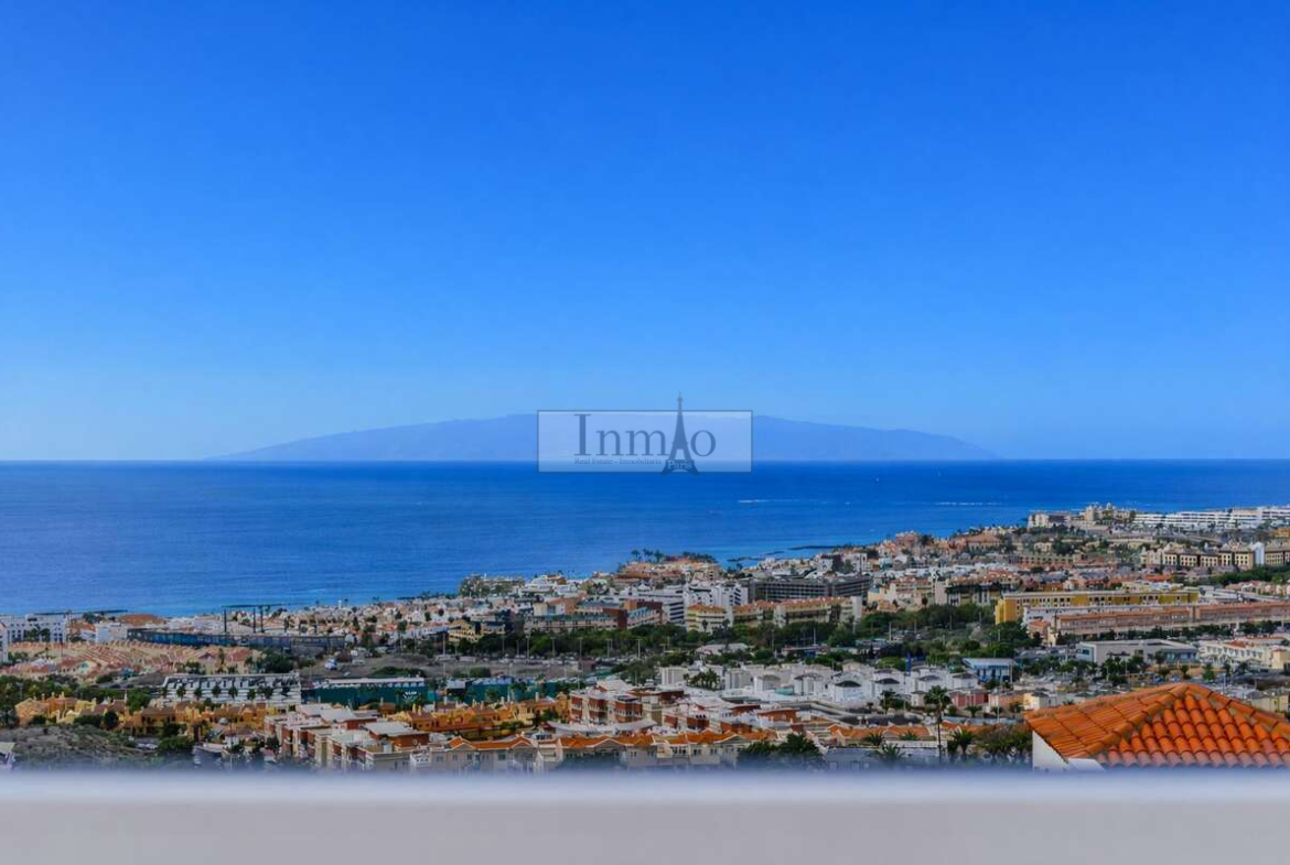 Adosado con jardín privado y vistas al mar en un entorno residencial privilegiado
