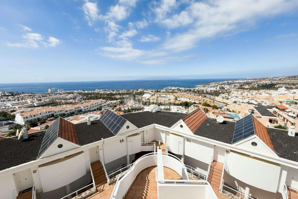 Dúplex con vistas panorámicas al mar en Torviscas Alto – Residencia Colina Blanca