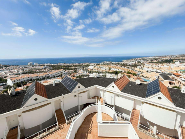 Dúplex con vistas panorámicas al mar en Torviscas Alto – Residencia Colina Blanca