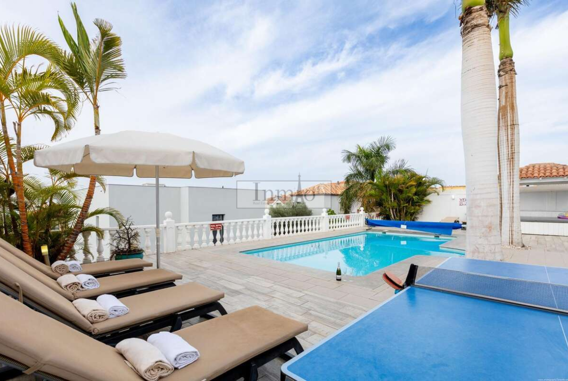 Lujo y Privacidad en El Madroñal – Villa Moderna con Piscina Climatizada y Panorámicas al océano atlántico.